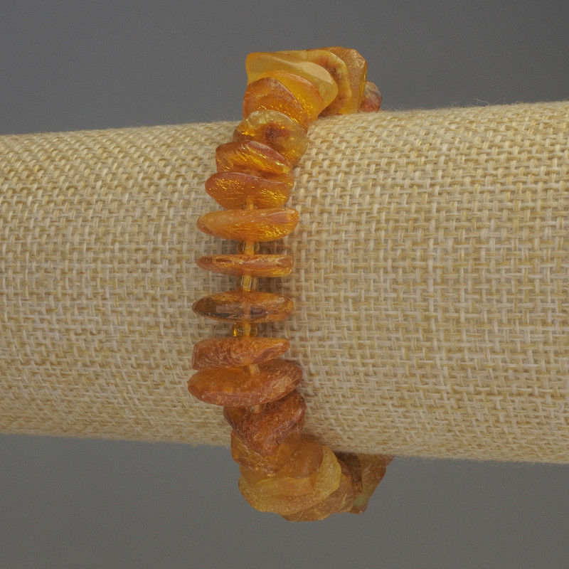 Bransoletka z bursztynowych drobin 12×3,5 mm, z koralikami 3 mm, długość 18 cm, elastyczna