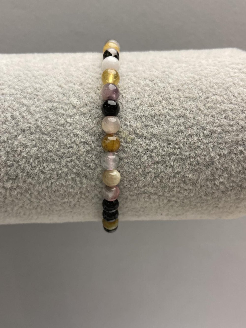 Bransoletka z turmalinu, gładkie kuleczki o średnicy 4–5 mm, długość 18 cm, elastyczna