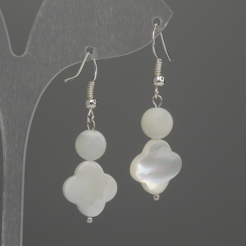 Kolczyki z masy perłowej w kształcie koniczyny 12 mm +/- kulka 8 mm +/-, długość 38 mm +/-