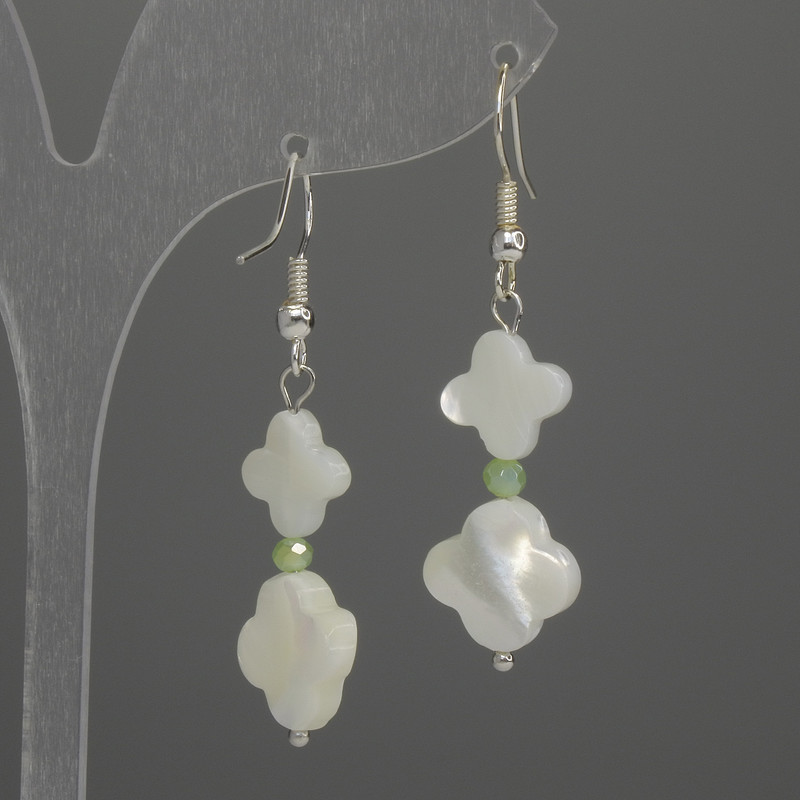 Kolczyki z masą perłową w kształcie czterolistnej koniczyny 10 mm ± 12 mm ±, długość 45 mm ±