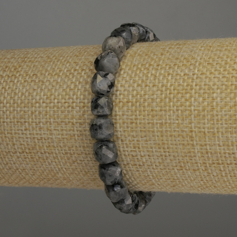 Bransoletka z laurvikitu, fasetowany sześcian, średnica ok. 7×7 mm, długość 18 cm, elastyczna