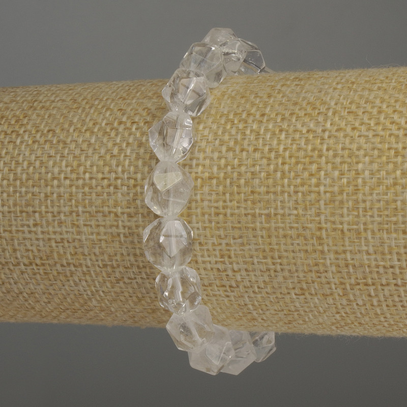 Bransoletka z górskiego kryształu, o wielokątnym kształcie, o średnicy około 10×9 mm, długość 18 cm, elastyczna