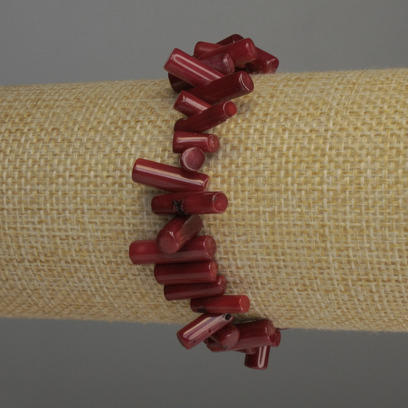 Bransoletka z koralu w formie słupków, średnica 8–15×3–5 mm, długość 18 cm, elastyczna