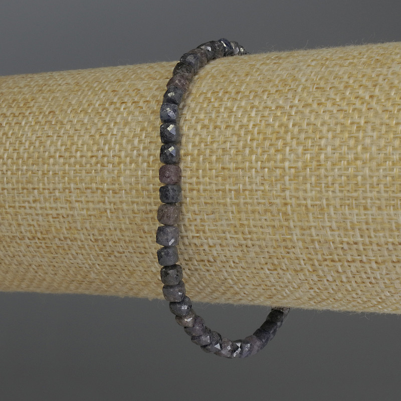 Bransoletka z fasetowanego szafiru, kubik o średnicy 4 mm, długość 18 cm, na elastycznej gumce