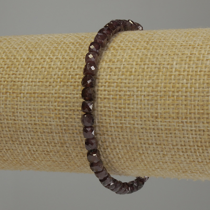 Bransoletka z granatu, szlifowane kostki, średnica 4×4 mm, długość 18 cm, elastyczna baza