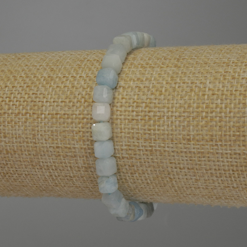 Bransoletka z morganitu, szlifowane kostki o wymiarach 6×5 mm, długość ok. 18 cm, elastyczna