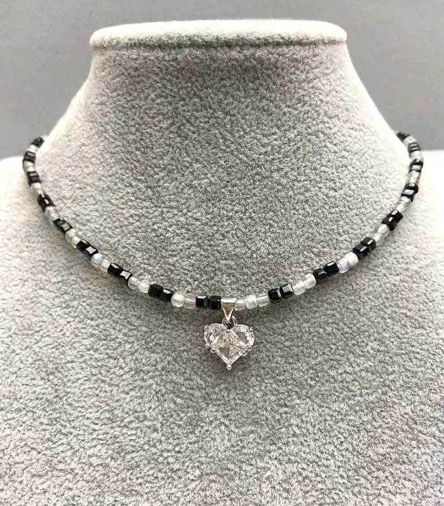 Choker z turmalinem i labradorytem, fasetowane kostki 3 mm, z zawieszką w kształcie serca 12 mm, długość 38 mm, z zapięciem i przedłużającym łańcuszkiem