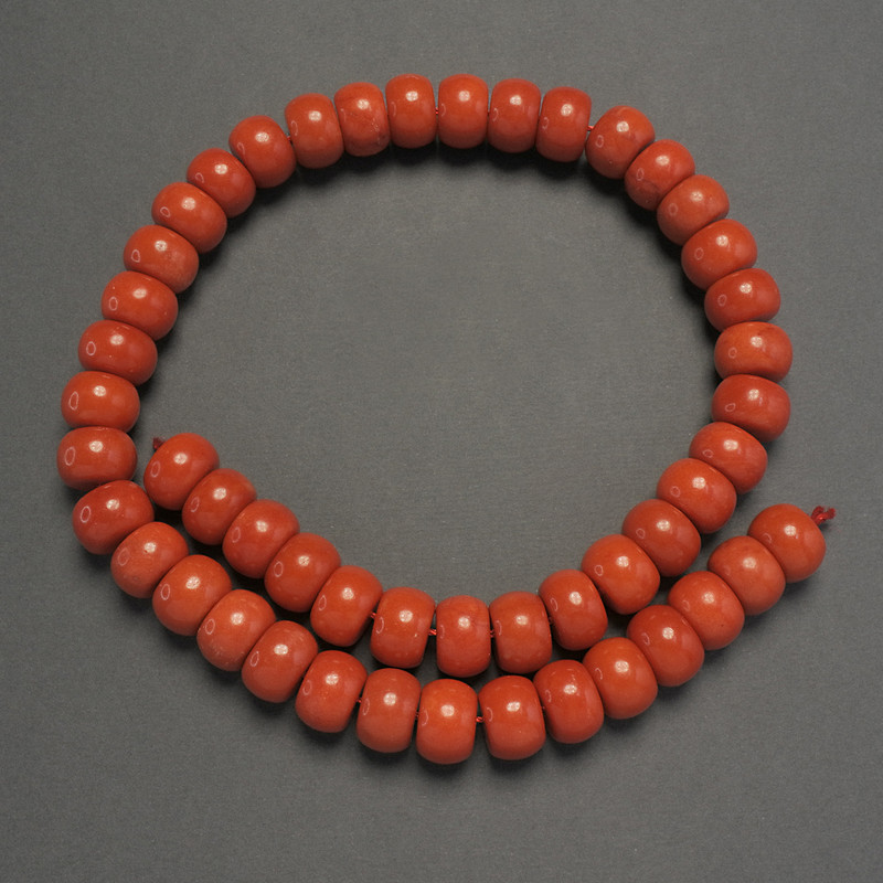 Koraliki z sztucznego koralu w formie gładkiego rondelka, średnica 12×8 mm, długość około 40 cm, na nitce