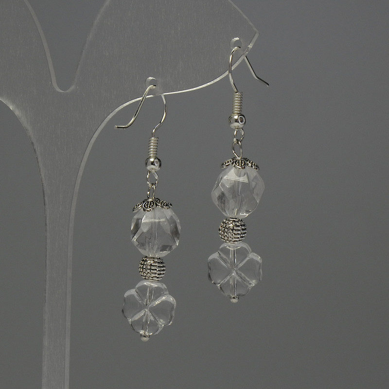 Kolczyki z górskiego kryształu, fasetowane, średnica 10 × 8 mm, zawieszka w kształcie koniczyny 10 mm, długość 44 mm