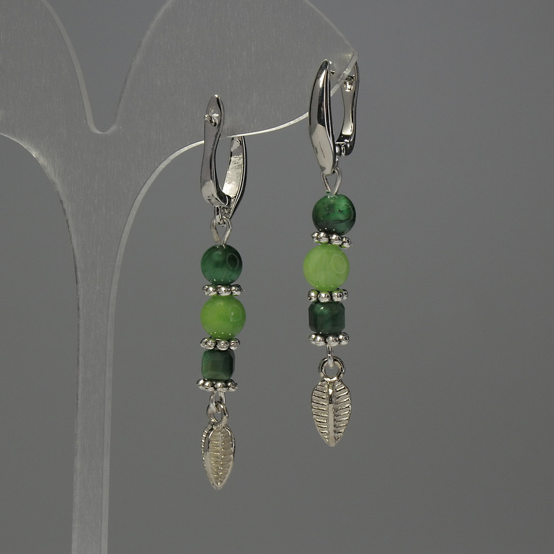 Kolczyki z onyksu – kuleczki, średnica 6 mm; fasetowana kostka z kociego oka, 4 mm; kulka 6 mm; długość 54 mm