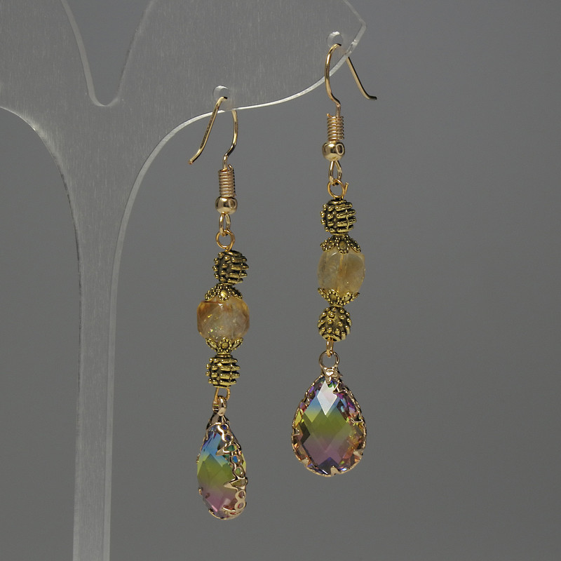 Kolczyki z cytryną w formie fasetowanego sześcianu, średnica 7 mm ± kryształ w oprawie 14×10 mm ±, długość 58 mm ±