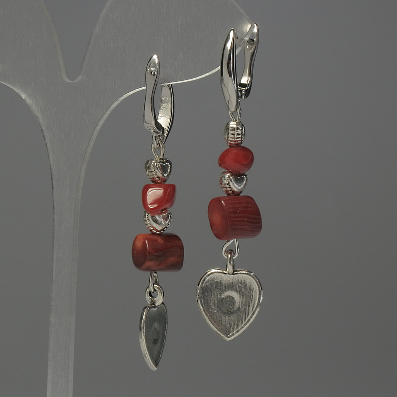 Kolczyki z korala z metalowymi wstawkami, długość 57 mm+