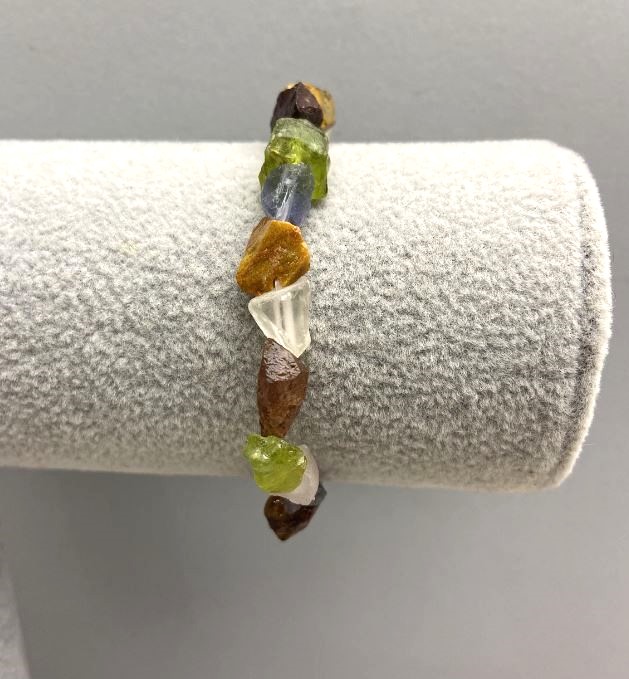 Bransoletka Asorty z nieobrobionych kamieni, średnica 10–12×9 mm, długość 18 cm, elastyczna