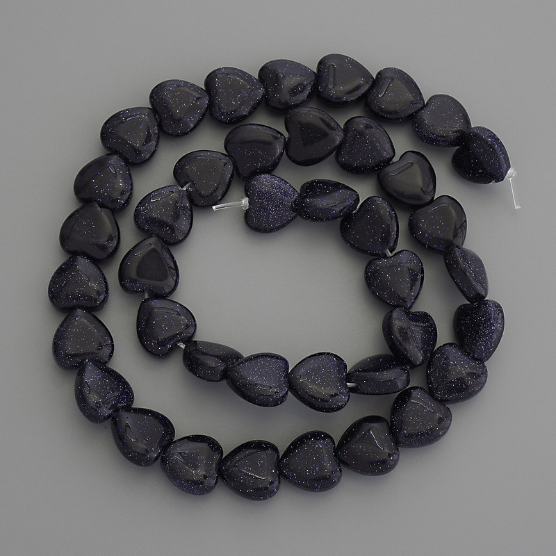 Koraliki z syntetycznego kamienia – awenturyn, niebieski piasek w kształcie serca, średnica 10×10 mm ±, na żyłce, długość 39 cm+