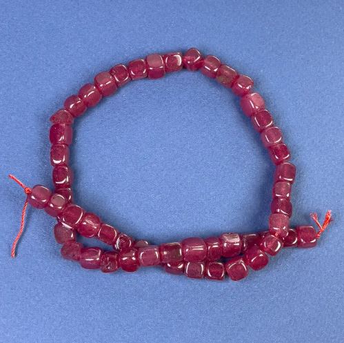 Koraliki turmalin w kształcie sześcianu 7×7 mm +- na nitce, długość 37 cm+