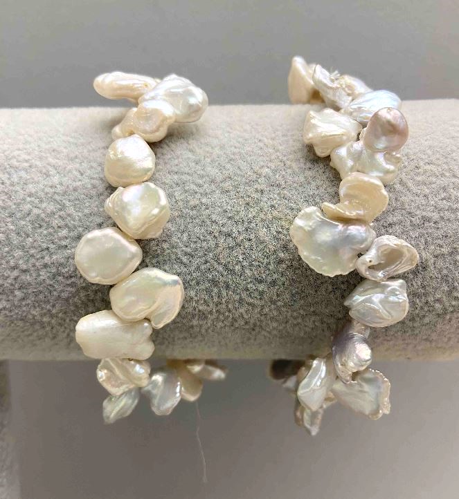 Bransoleta z naturalnych pereł barokowych o odcieniu benzynowym, średnica 8–10×10–13 mm, długość 18 cm, na elastycznej gumce