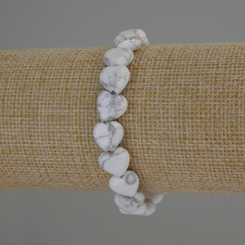 Bransoletka z howlitem w kształcie serc, naturalny kamień, średnica ok. 10×10 mm, długość ok. 18 cm, na elastycznej gumce