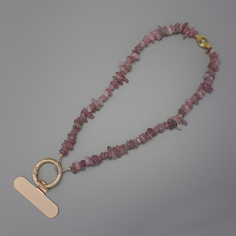Brelok do telefonu - kwarc truskawkowy, drobinki 7–15×2–4 mm, z pierścieniem, średnica 24 mm, długość 40 cm (mierzona po koralikach, długość 37 cm)