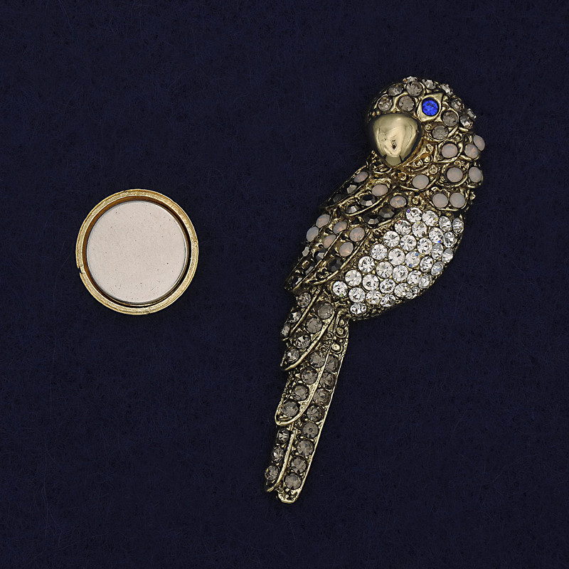 Broszka na magnesie – Papuga z kryształami, metal złoty, 54×17 mm+