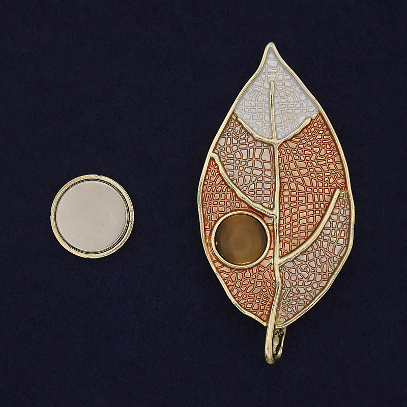 Broszka na magnesie w kolorze beżowo-złotym z kamieniem Kocie oko, metal złoty, 65×31 mm+