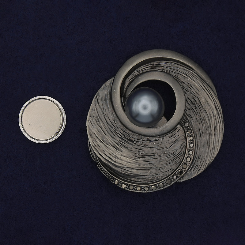 Broszka na magnesie Akcent z perłą i kryształami srebrzystego metalu 50 mm+