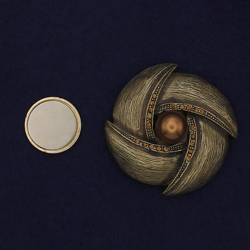 Broszka na magnesie Akcent, kolor brązowy, cyrkonie, złocenie, metal 45 mm+