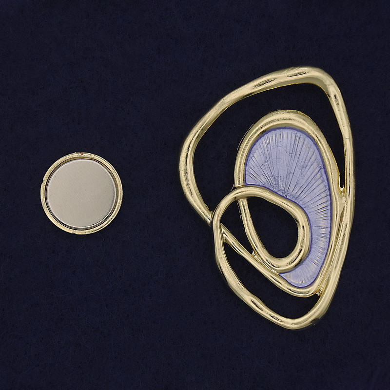 Broszka na magnesie Akcent kolor fioletowo-złoty metal 37×54 mm+