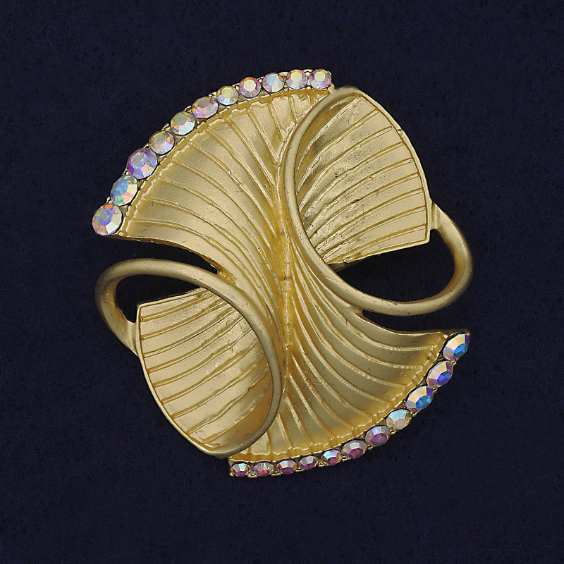 Broszka Accent – kolor złocisty perłowy, z tęczowymi kryształami, metal złoty 45×40 mm+