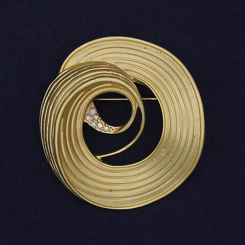 Broszka «Akcent» kolor złocisty perłowy, tęczowe kryształy, złoty metal 48×45 mm+