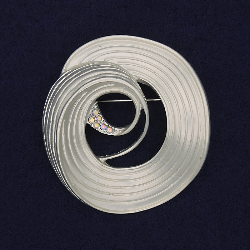 Broszka Akcent kolor biały perłowy, kryształy tęczowe, metal srebrzysty 48 × 45 mm+