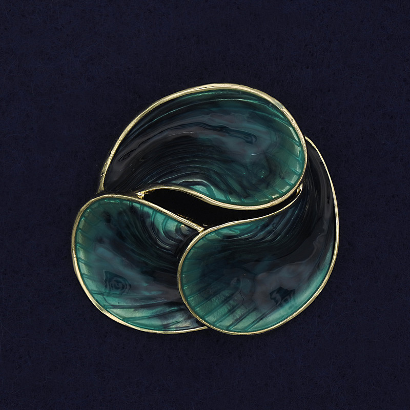 Broszka Akcent z zieloną emalią, metal złocisty 44 mm+