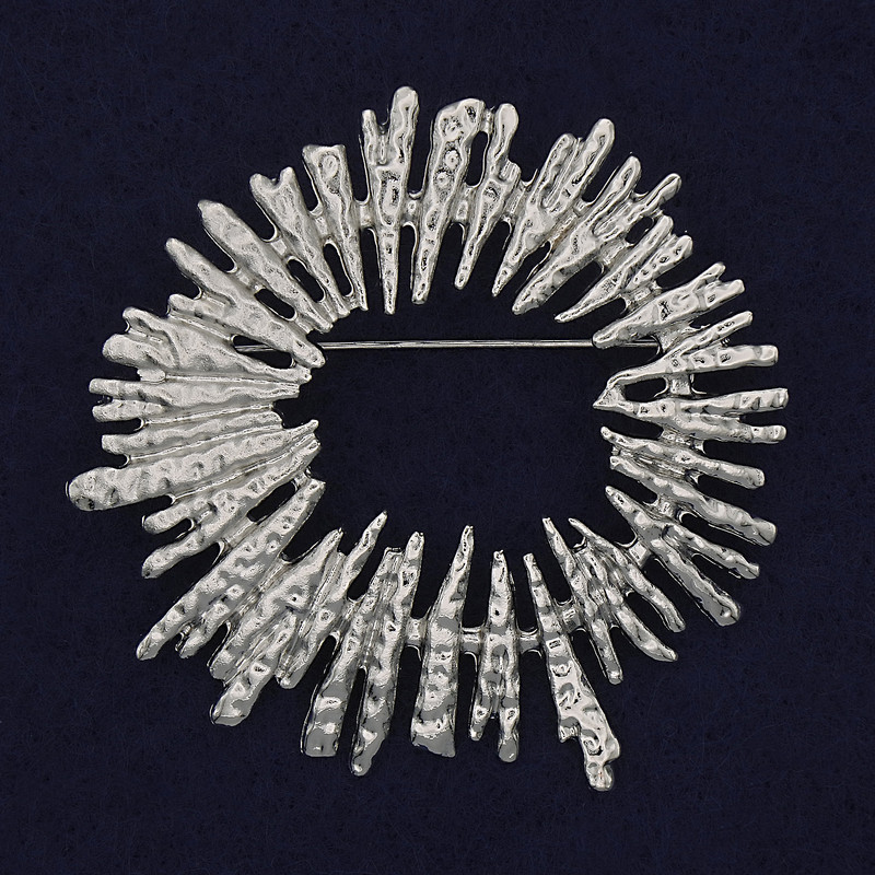 Broszka Akcent ze srebrzystego metalu 54×56 mm+