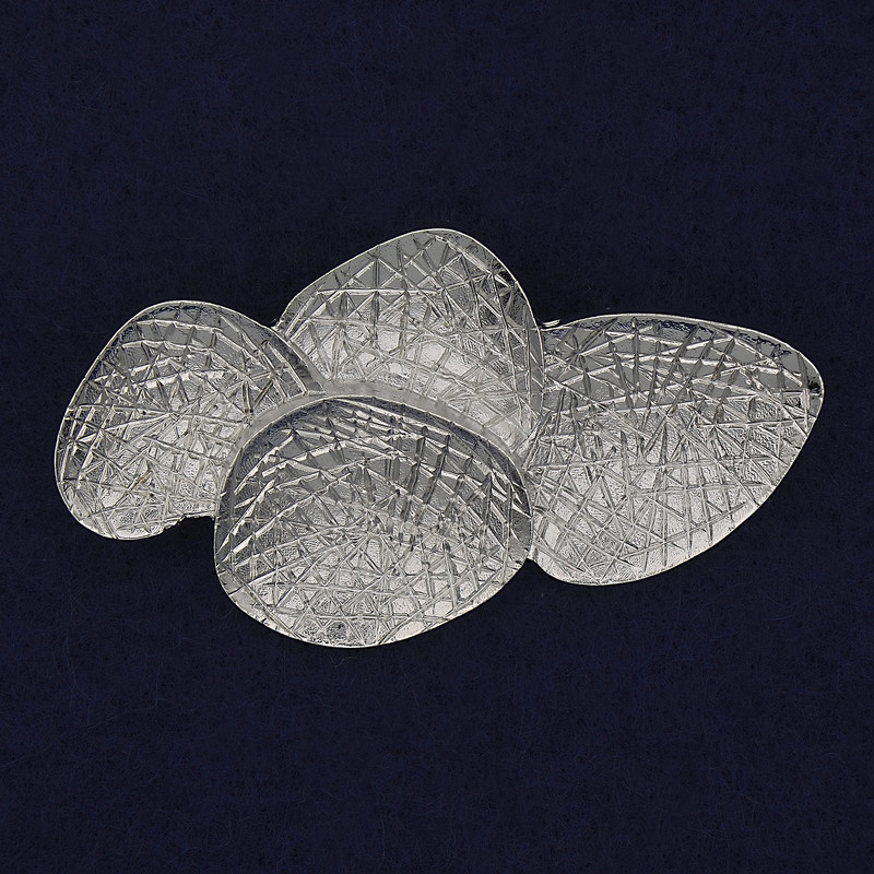 Broszka Akcent – srebrzysty metal 64×36 mm+