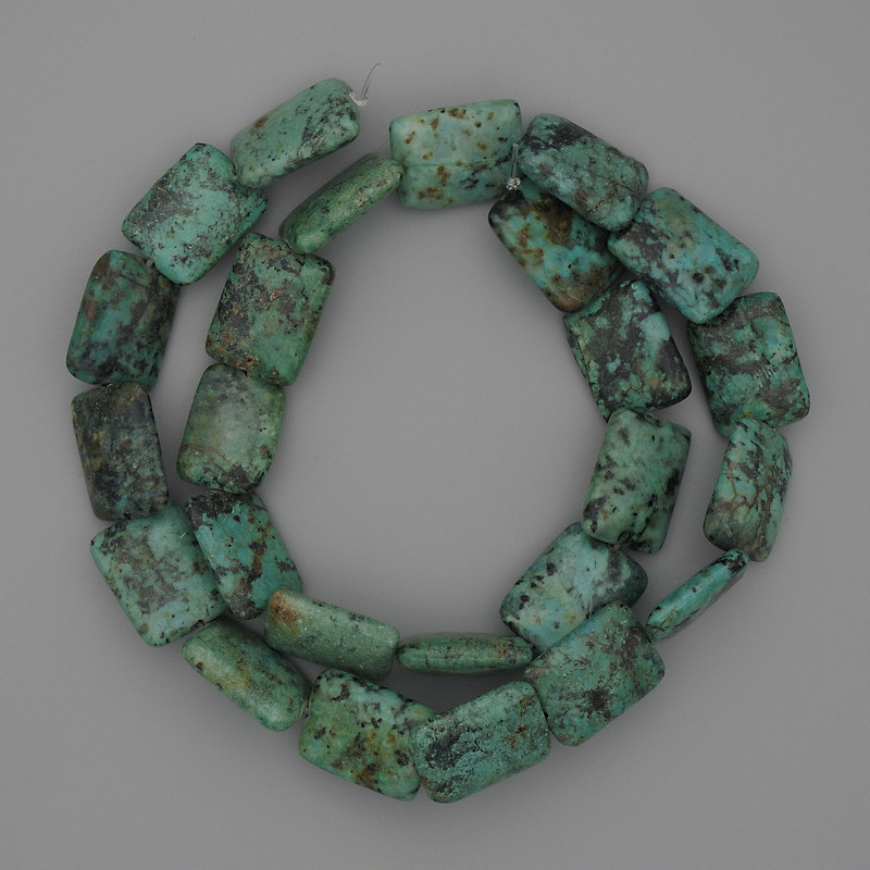 Koraliki z afrykańskiego turkusu prostokątne, wymiary 15–18×12 mm, na żyłce, długość 40 cm +