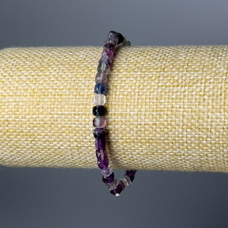 Bransoletka z fluorytu naturalnego – fasetowane kostki, średnica około 4–5 mm, długość 18 cm (rozciągliwa)