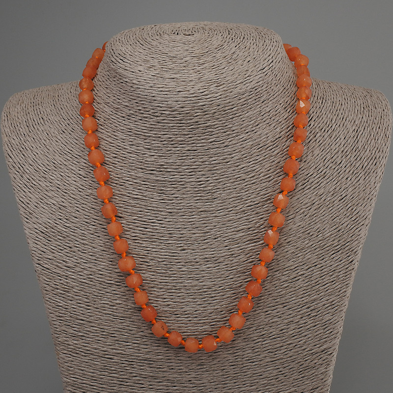 Naszyjnik z nefrytu Mashan, fasetowane sześciany o wymiarach 7×7 mm, długość ok. 50 mm, z zapięciem