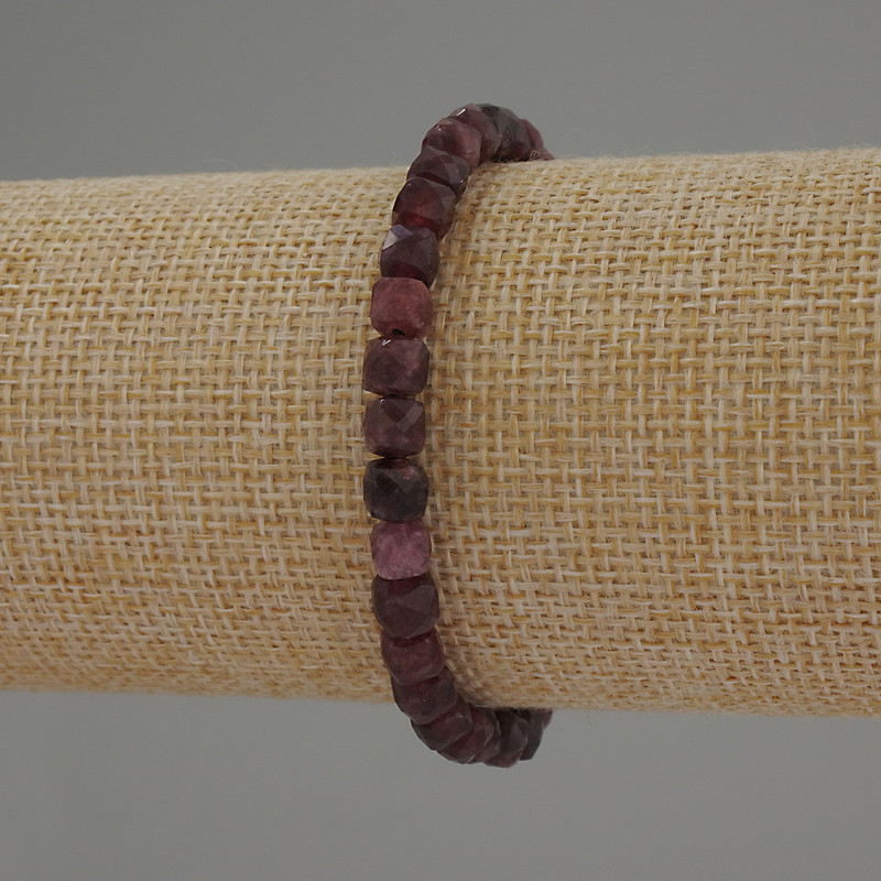 Bransoletka z rubelitu turmalinu, fasetowany kubik, o wymiarach 5×5 mm, długość 18 cm, elastyczna