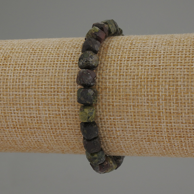 Bransoletka z jaspisu Krwi Smoka, fasetowane kostki, średnica 7 mm, długość 18 cm, na elastycznej gumce