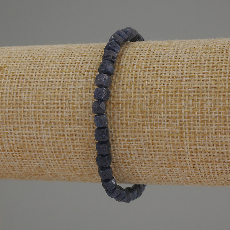 Bransoletka z fasetowanego szafiru w formie kostki, średnica 5 mm, długość 18 cm, na gumce elastycznej.