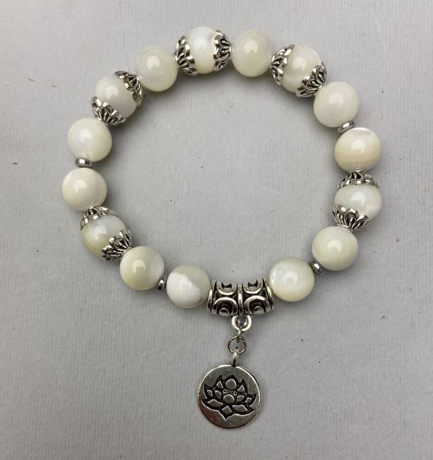 Bransoletka z perłowego połysku, gładkie kulki 10 mm, z metalowymi wstawkami, długość 18 cm, elastyczna