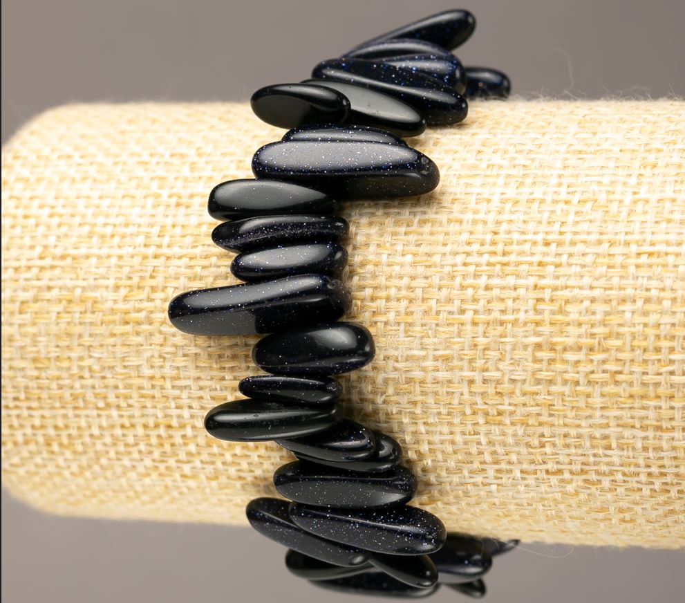 Bransoletka z naturalnego awenturynu „Niebieski piasek Nocy Kairu” odłamek „igła” na gumce d 13-24×3-6(±)mm obwód 18 cm