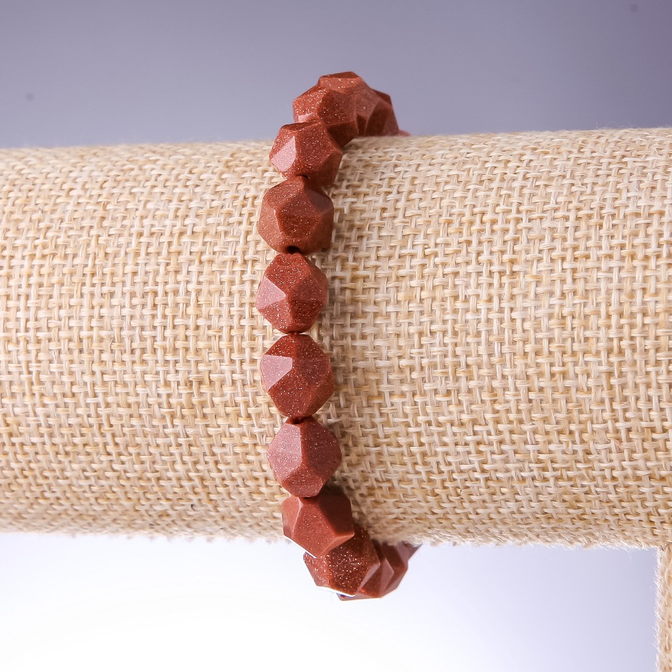 Bransoletka z awenturynu syntetycznego „Złoty piasek” – fasetowane koraliki o średnicy 8×10 mm