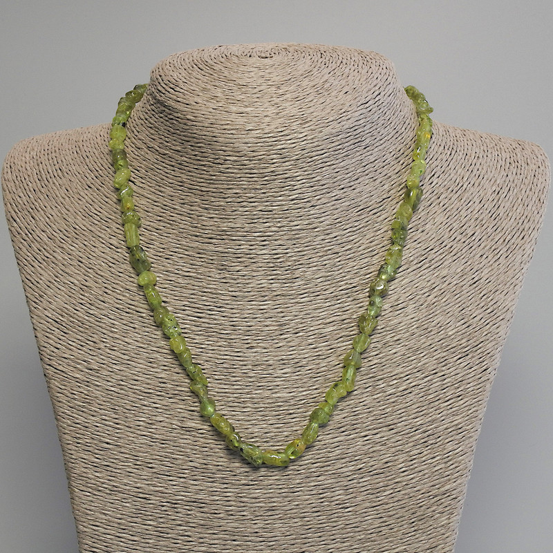 Naszyjnik z chryzolitu, fasetowany, średnica 5-8×6 mm, długość 45 cm, z zapięciem