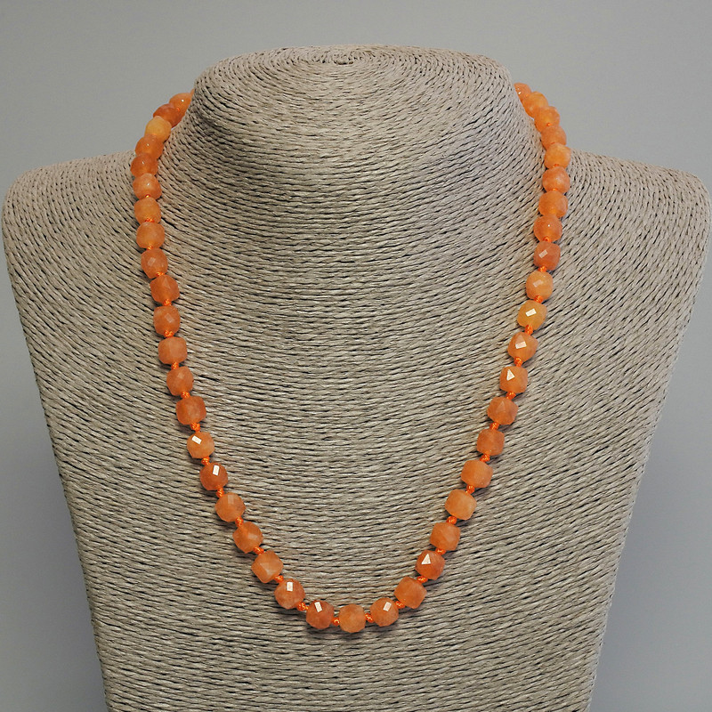 Naszyjnik z nefrytu Mashan, fasetowane kostki, średnica 7 mm, długość 45 cm, z zapięciem