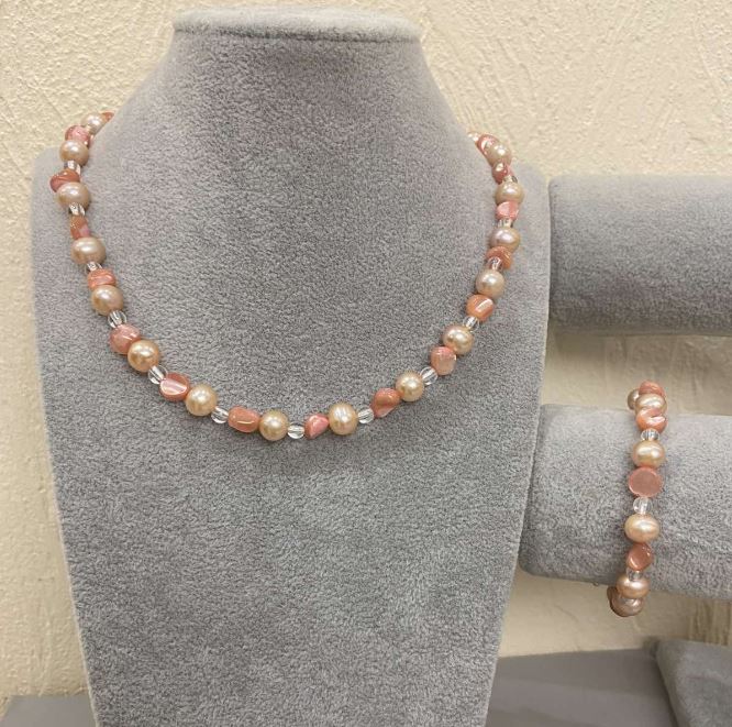 Zestaw naszyjnika i bransoletki „Asorty” – owalne koraliki 9×8 mm +/- fasetowane 8×7 mm +/- kuleczka 4 mm +/-, długość około 50 cm +/-, długość 18 mm +/- z przedłużanymi łańcuszkami