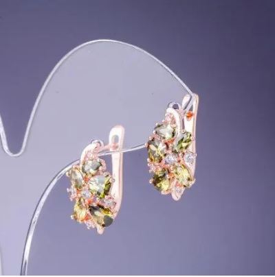 Kolczyki z zielonymi kryształami 19×10 mm, złoty metal