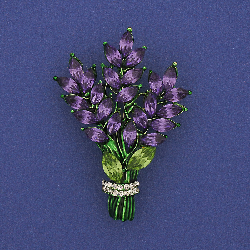 Broszka «Gałązka» z fioletowymi i białymi cyrkoniami, złocisty metal, 43×29 mm