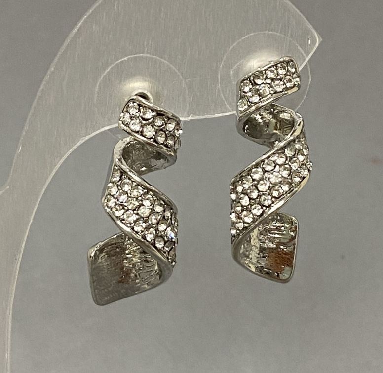 Kolczyki sztyftowe z białymi cyrkoniami, o wymiarach 10×28 mm, metal srebrzysty