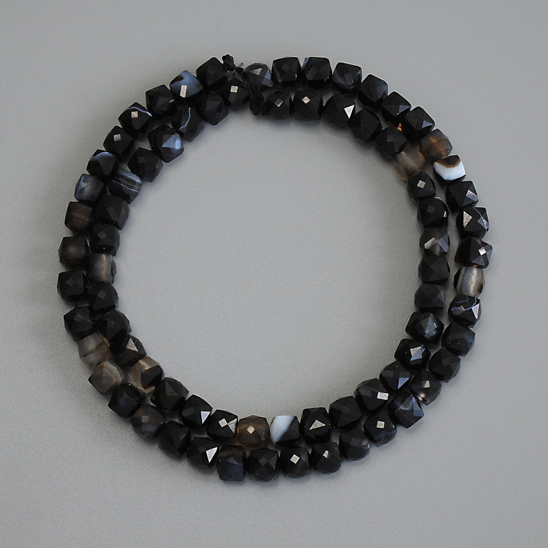 Koraliki agatowe fasetowane w kształcie sześcianu, średnica 5×5 mm, długość około 37 cm na nitce