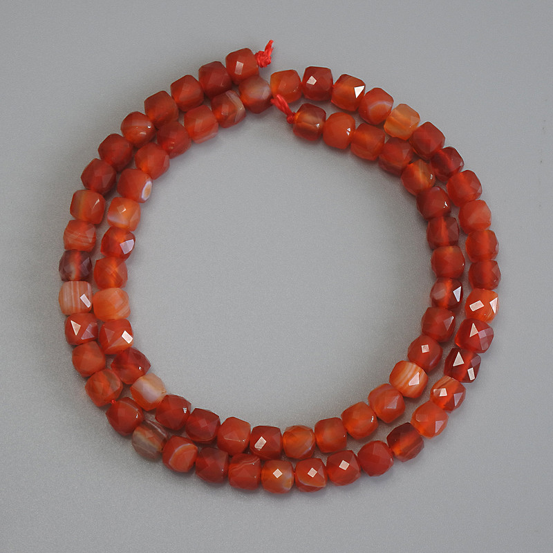 Koraliki agatowe fasetowane w kostki, 5×5 mm, długość 37 cm, na nitce